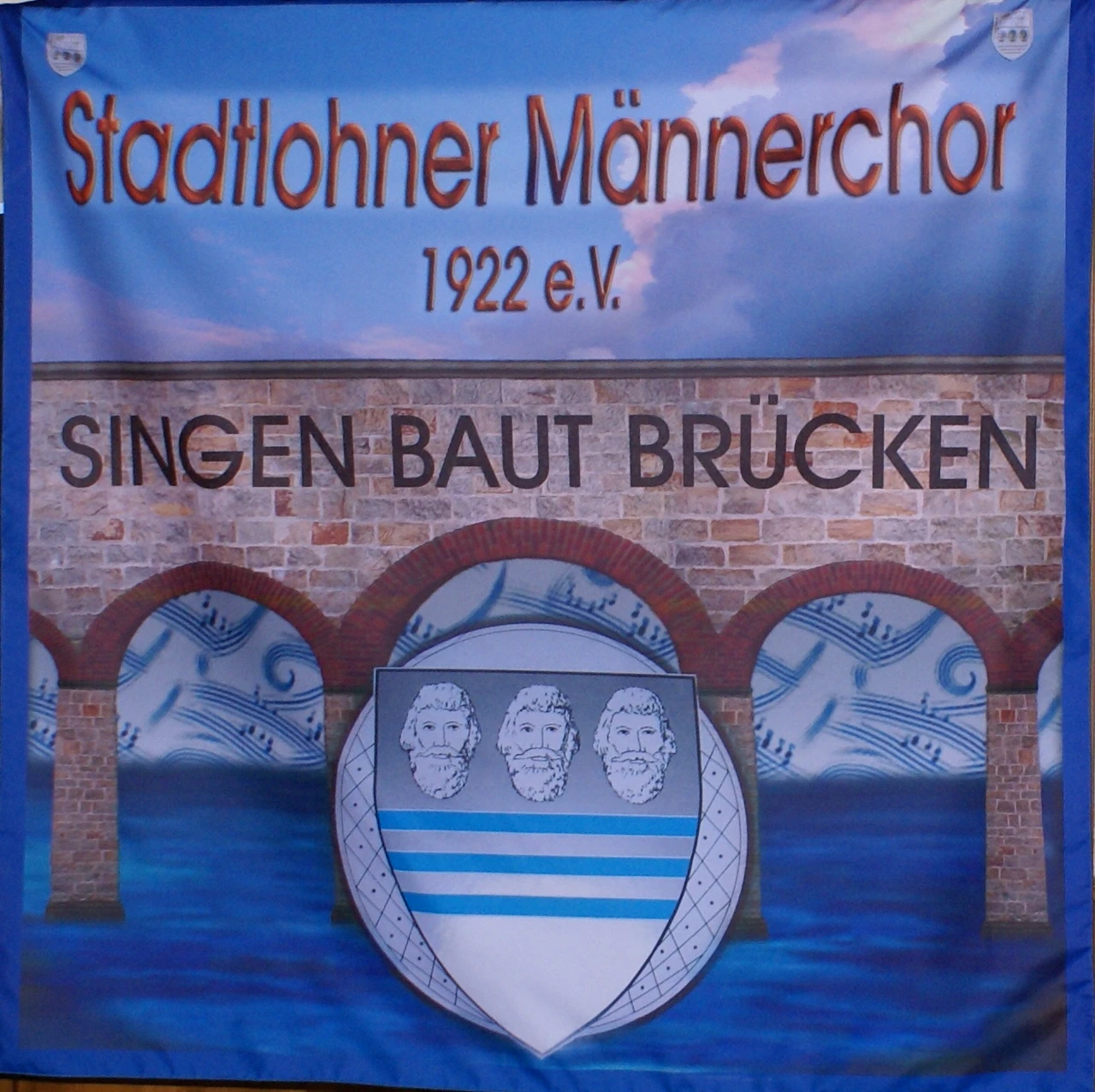 Vereinsfahne Stadtlohner Männerchor – Singen baut Brücken