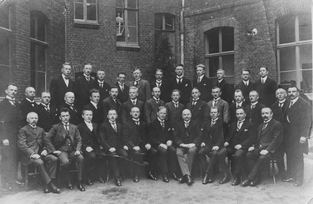 Historisches Chorfoto von 1926: die Sänger in Anzügen im Innenhof des St.-Anna-Stiftes